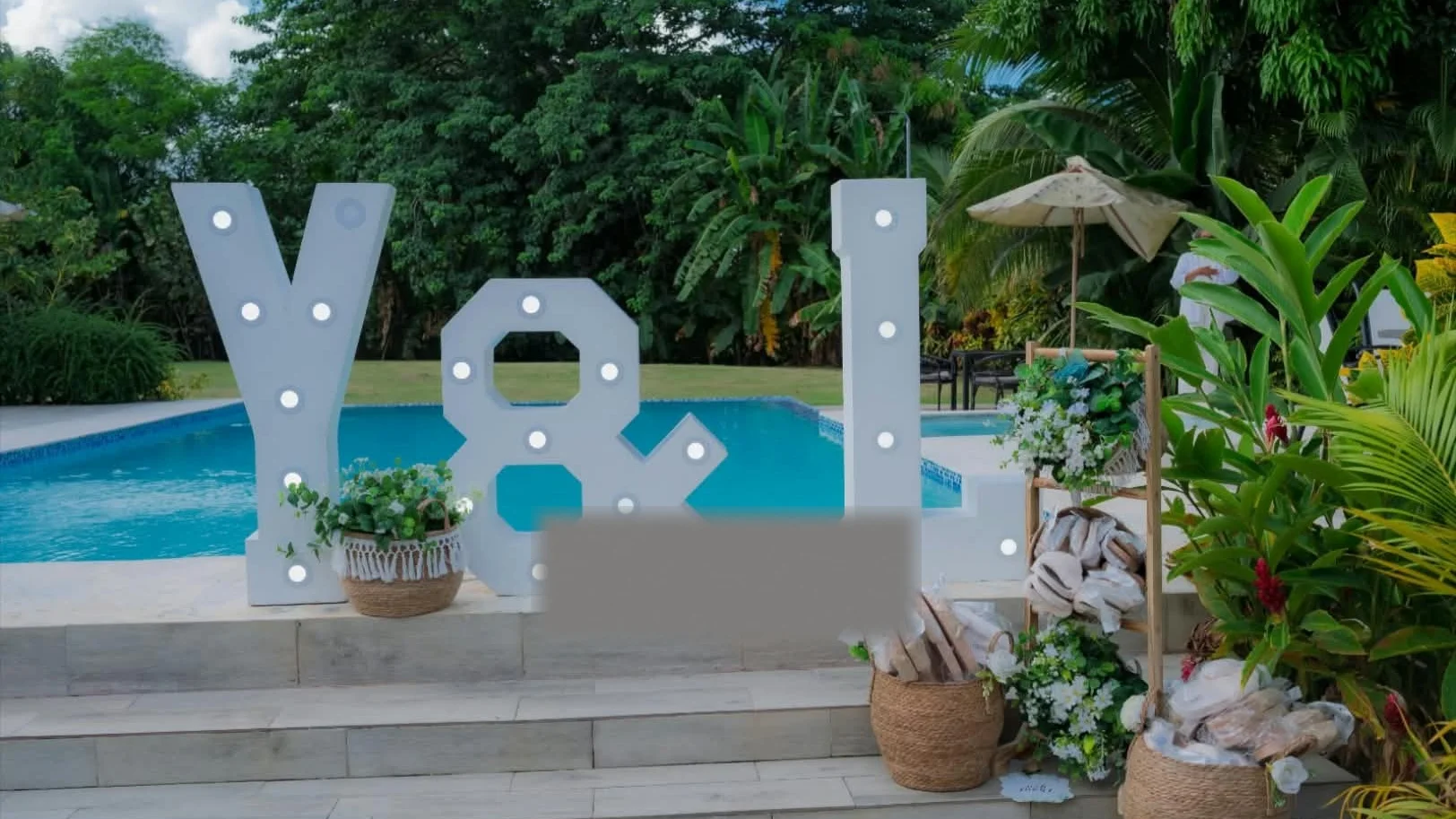 Letras marquesina 'Y & L' junto a la piscina, decoración de boda montada por Magasin Victoria