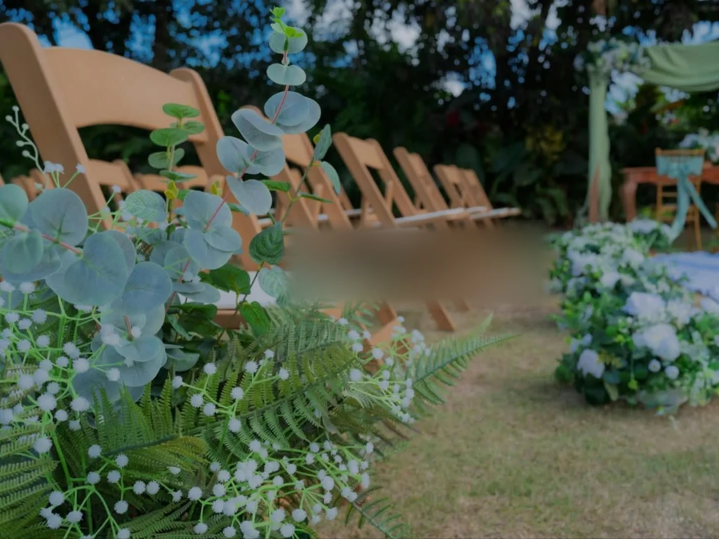 Detalle de sillas de ceremonia con eucalipto y flores blancas, montado por Magasin Victoria